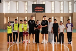 公益行 | 篮动校园 梦想启航！肯帝亚男篮走进马相伯初级中学配图