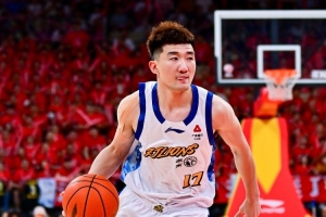 媒体人:广厦弃用孙铭徽效果明显 脚伤成那样再上场就是伤害球队配图