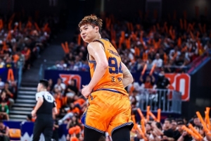 饱受犯规困扰!王哲林7中4仅拿9分5板1助1断1帽 4次犯规配图