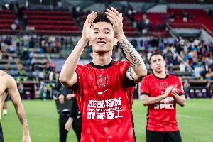 足球报：韦世豪迎来生涯最稳定阶段，成为蓉城队长有担当配图