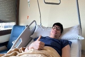 早日回归!余嘉豪社媒晒康复照:修理中… 不要走开 马上回来!配图