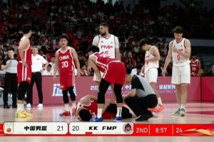 希望没事啊！徐昕被对手撞倒在地 缓了缓后被换下场配图
