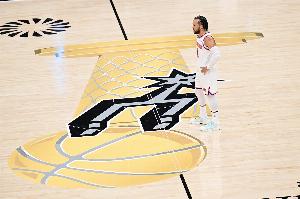 NBA介入调查！球迷侮辱性言论辱骂布伦森假摔！后者找福斯特投诉配图