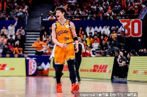强硬！王哲林半场9中6砍15分7板&两项数据领跑全队 压哨补篮反超配图