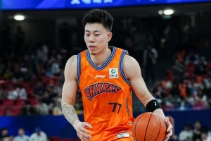 国产小前攻防俱佳！张镇麟7中3得9分2板3助2断1帽 末节犯满离场配图
