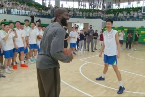谁能绷住？杰伦·布朗中国行单挑造犯规被喊SGA 布朗笑拉了配图