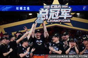 大丰收！上海男篮本赛季包揽总冠军+常规赛+俱乐部杯+潜力赛冠军配图