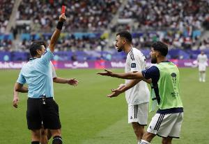 记者:伊拉克队前锋埃曼·侯赛因在入境美国时被扣留7个小时配图