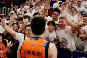 家人与队友！李弘权社媒晒照：上海 THIS IS FOR YOU 🦈🏆配图