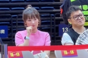 杨瀚森带女友回到青岛 亮相某球迷见面会配图