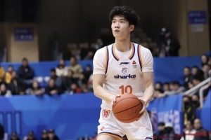媒体人:偰李永炜出去多练练还会提高 身高有优势 高快灵才是未来配图