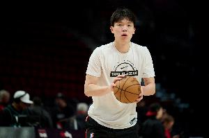 随行翻译：杨瀚森在挑战NBA的路上很刻苦 试训时6点多起床 1周6练配图