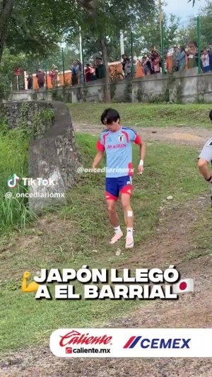 日本在墨西哥训练营的外场环境遭吐槽：土地不规整，杂草丛生配图