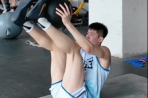 山东晒训练视频:没有凭空而来的高光 都藏在训练场的朝夕苦练里配图