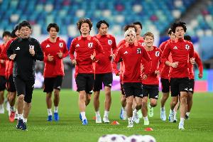 内部教学赛日本2-1击败日本U19，盐贝健人和铃木淳之介进球配图