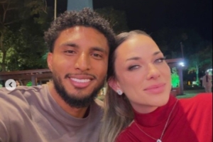 踢世界杯+将转会曼联！埃德松妻子晒合影庆祝：恭喜你，我的爱人配图